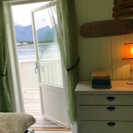 Nyheim Vacation House * Isfjorden